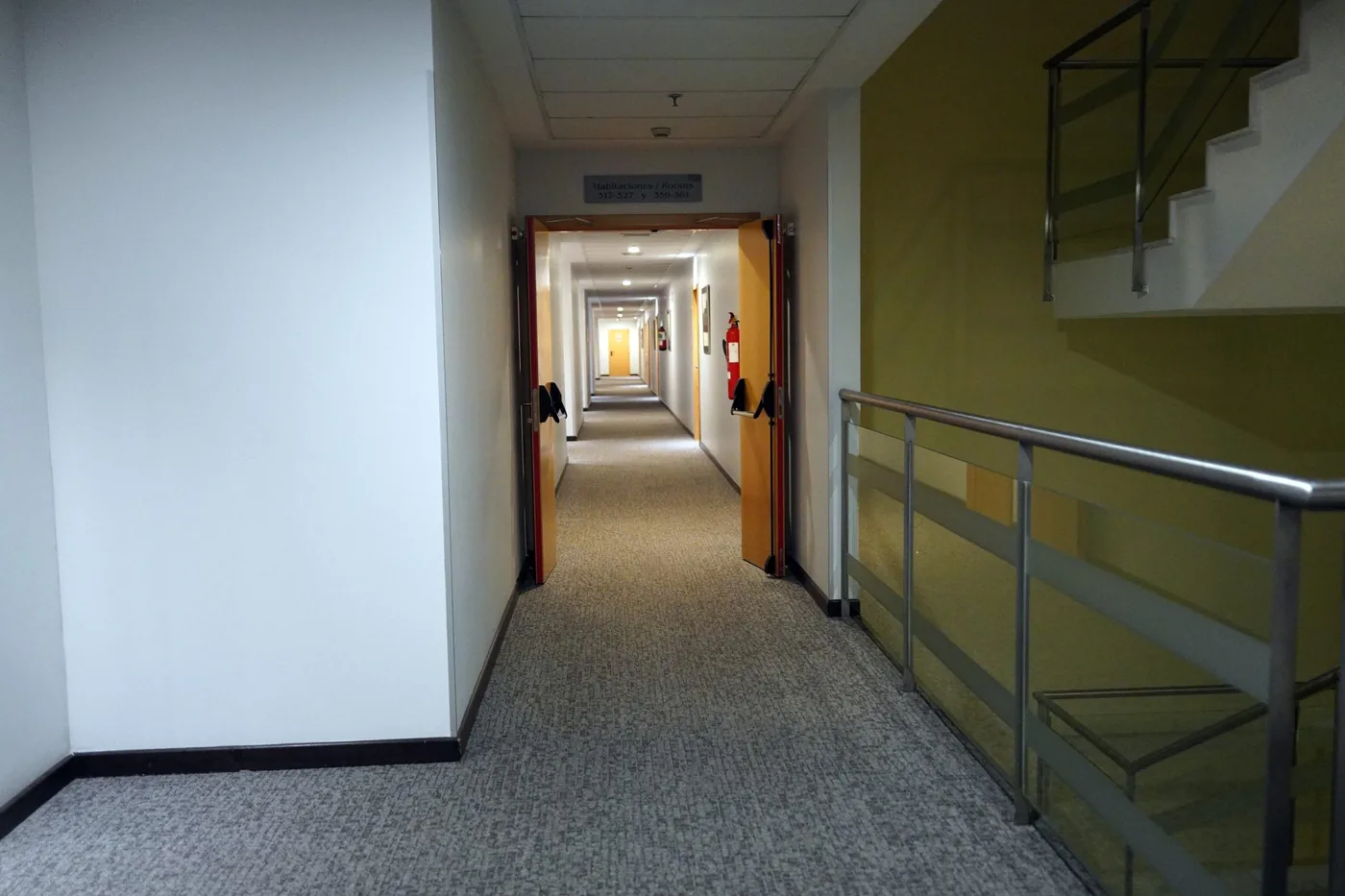 Halı kaplama otel koridoru