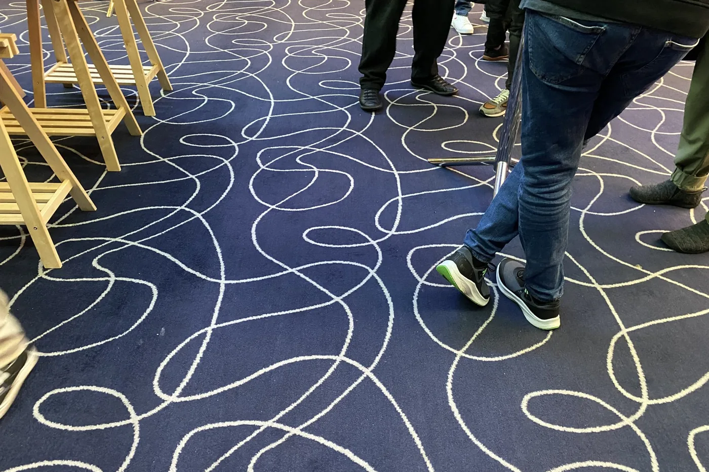 Otel ortak alanında desenli halı zemin