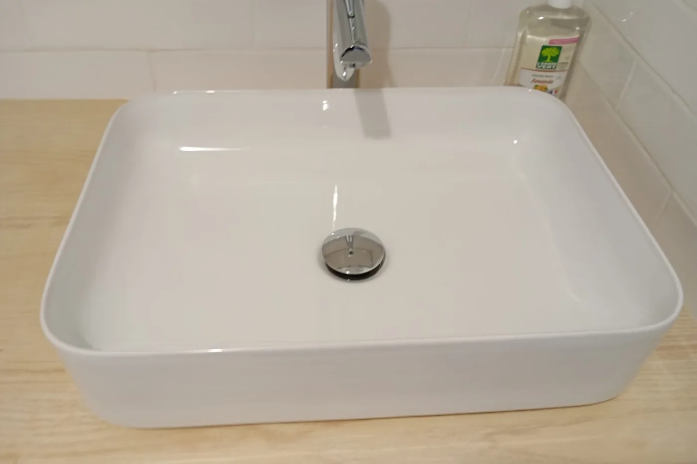 Modern otel banyosunda tezgah üstü lavabo