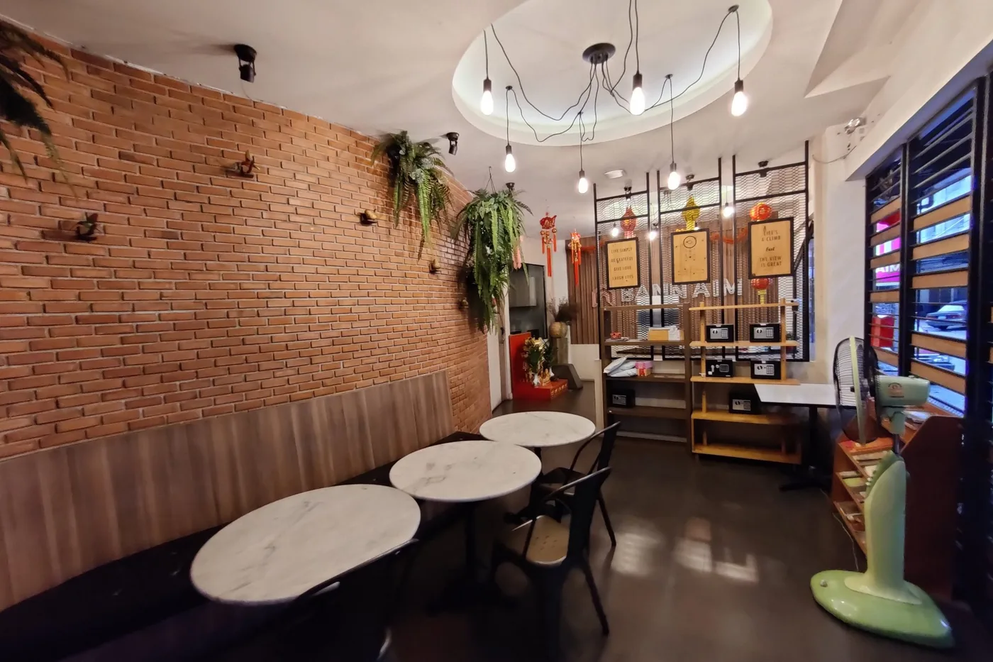 Otel ortak alanında aydınlatmalı oturma ve bar düzeni
