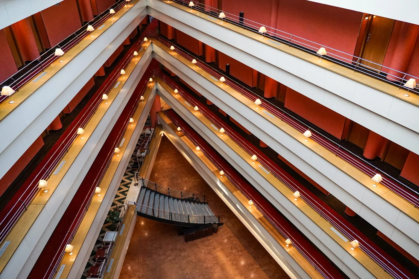Çok katlı otel atriyumu ve kat sahanlıkları