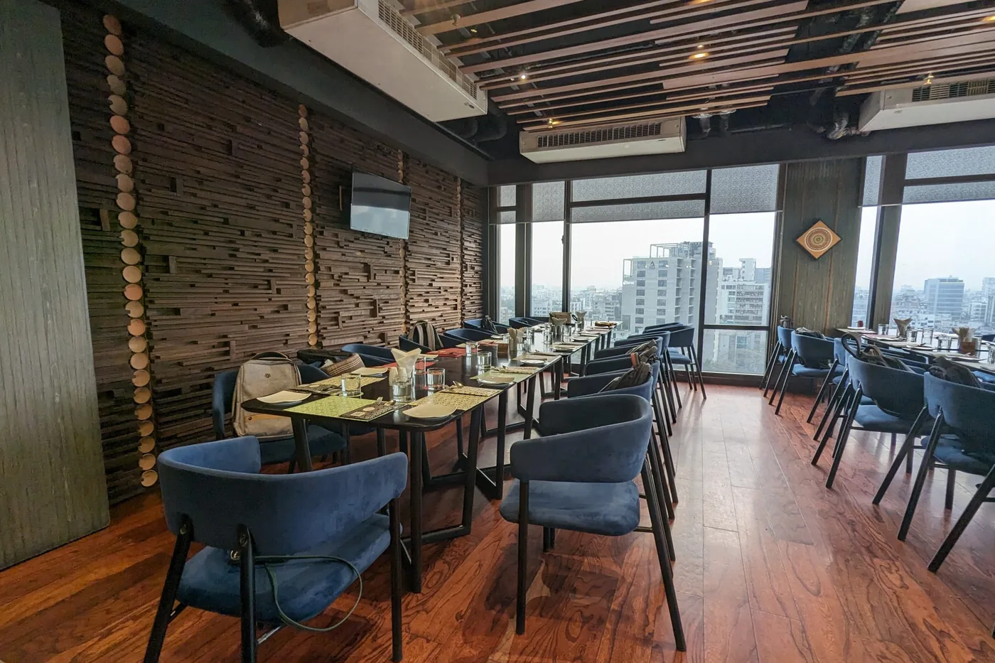 Otel restoranında hazırlanmış masa düzeni