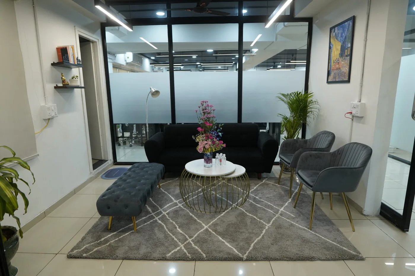 Otel lobisinde modern oturma grubu