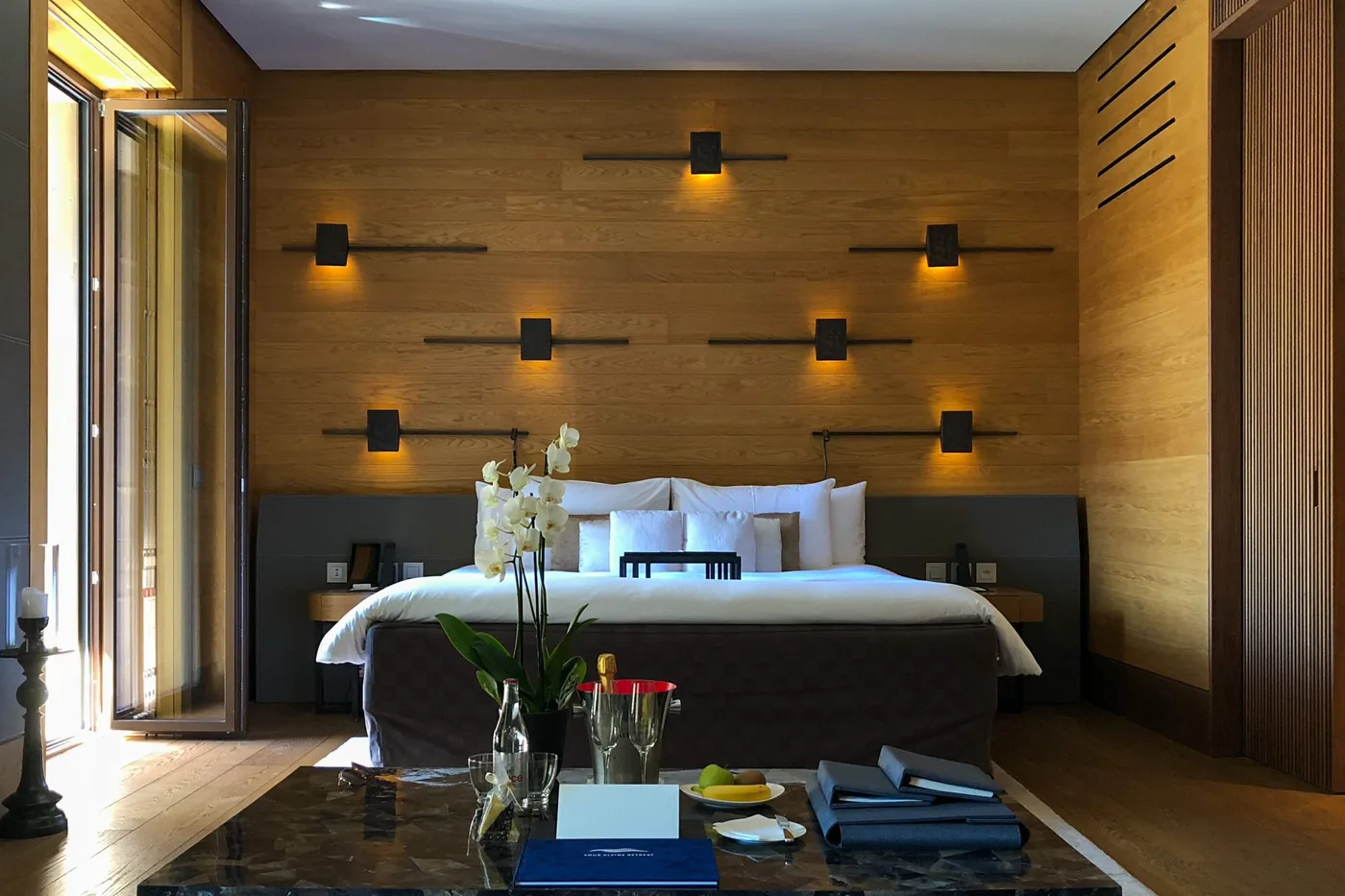 Ahşap başlıklı ve dolaylı aydınlatmalı otel odası