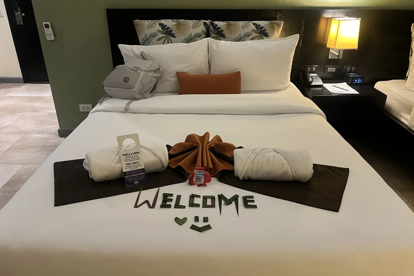 Hazırlanmış otel yatağı ve katlanmış havlular