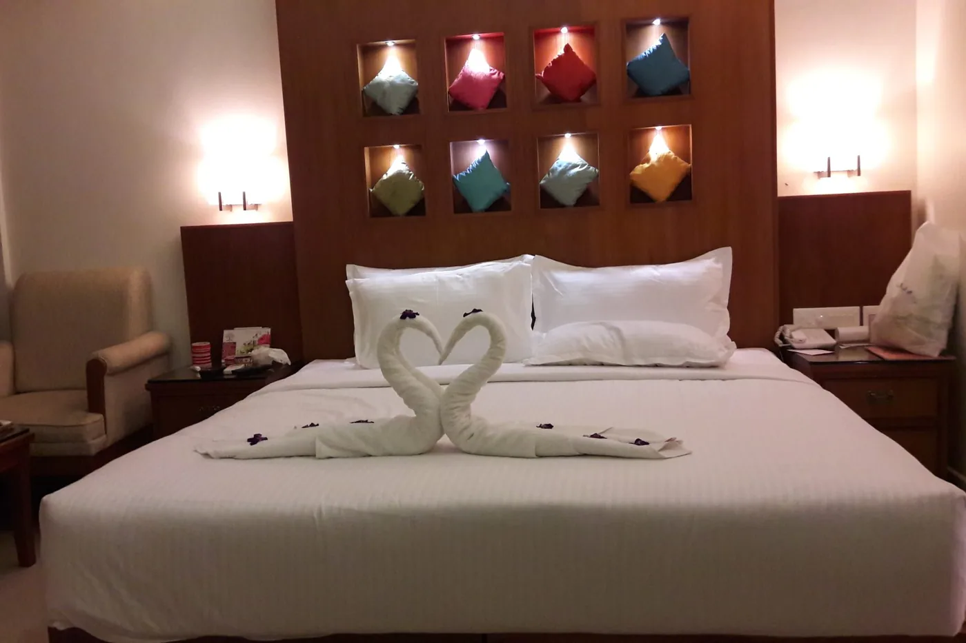Otel yatağında havludan yapılmış karşılama düzenlemesi