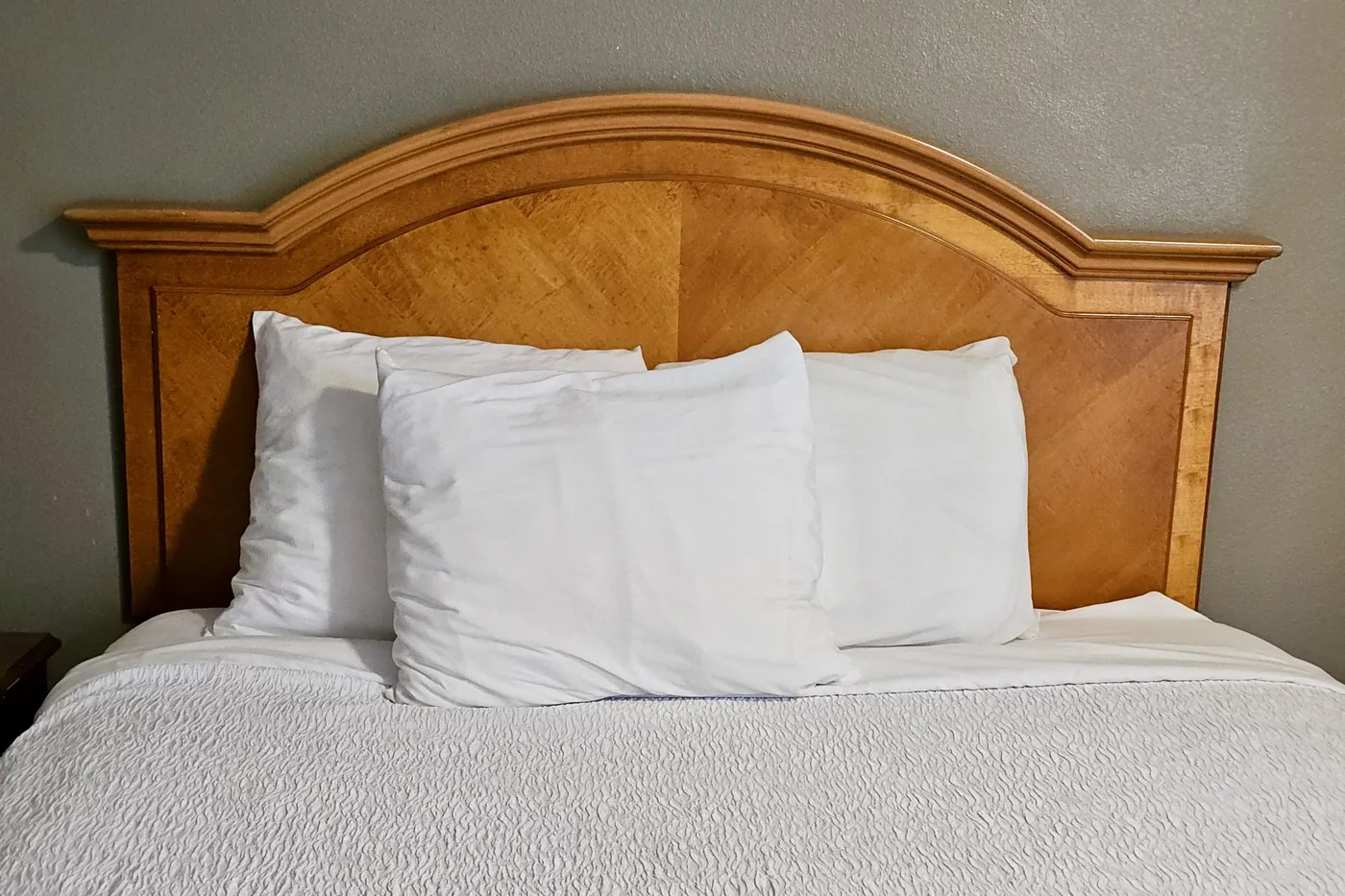 Otel yatağında beyaz nevresim ve yastık düzeni