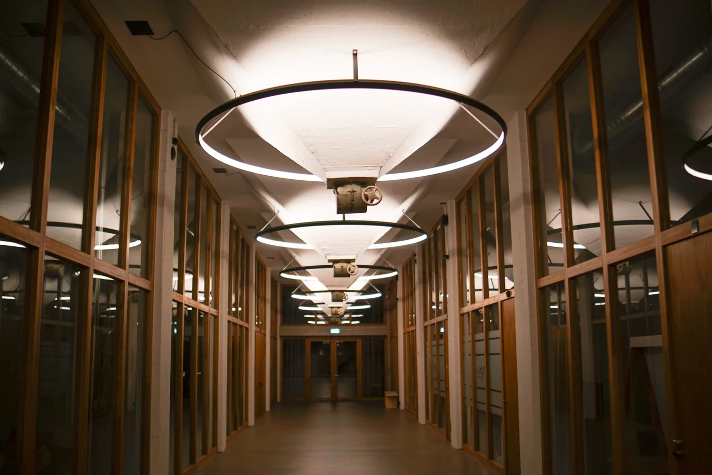 Aydınlatmalı otel koridoru