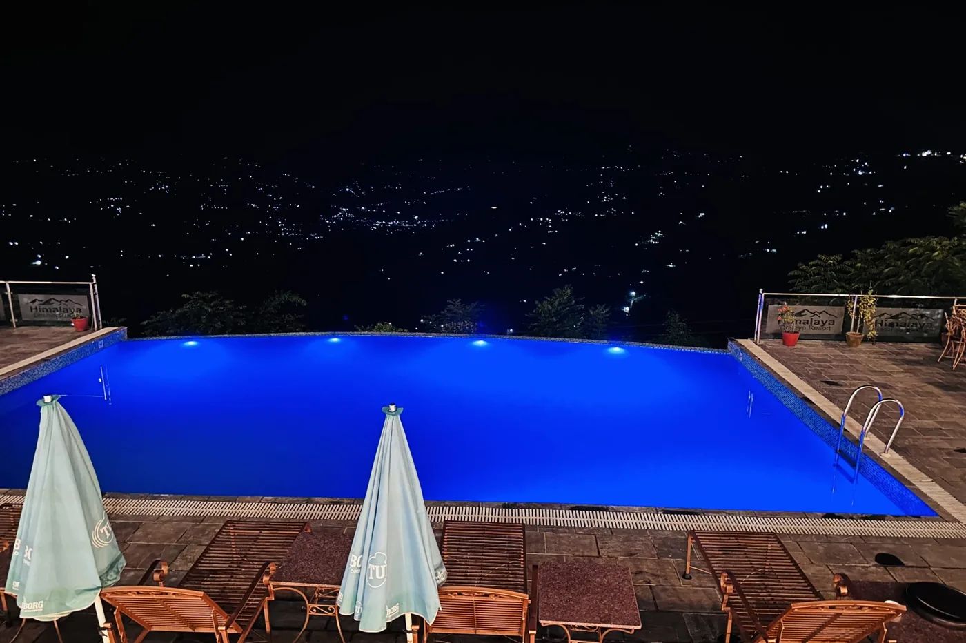Gece ışıklandırılmış otel havuzu